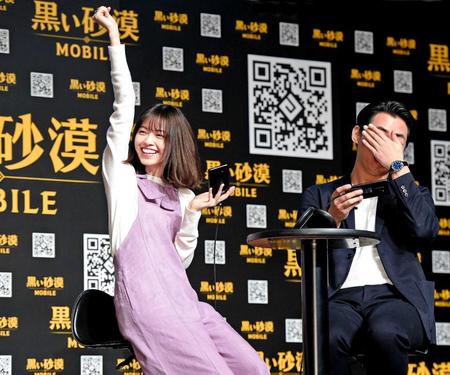 　ゲームバトルでジョ・ヨンミン開発総括プロデューサー（右）に勝ち、ガッツポーズの西野七瀬＝東京・ベルサール渋谷ガーデン（撮影・開出牧）