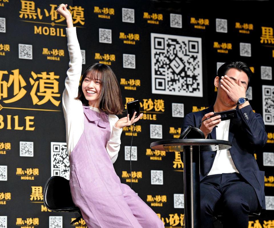 　ゲームバトルでジョ・ヨンミン開発総括プロデューサー（右）に勝ち、ガッツポーズの西野七瀬＝東京・ベルサール渋谷ガーデン（撮影・開出牧）