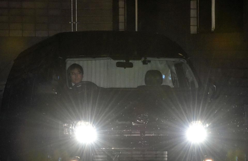 　警視庁を出る新井浩文を乗せた車＝警警視庁