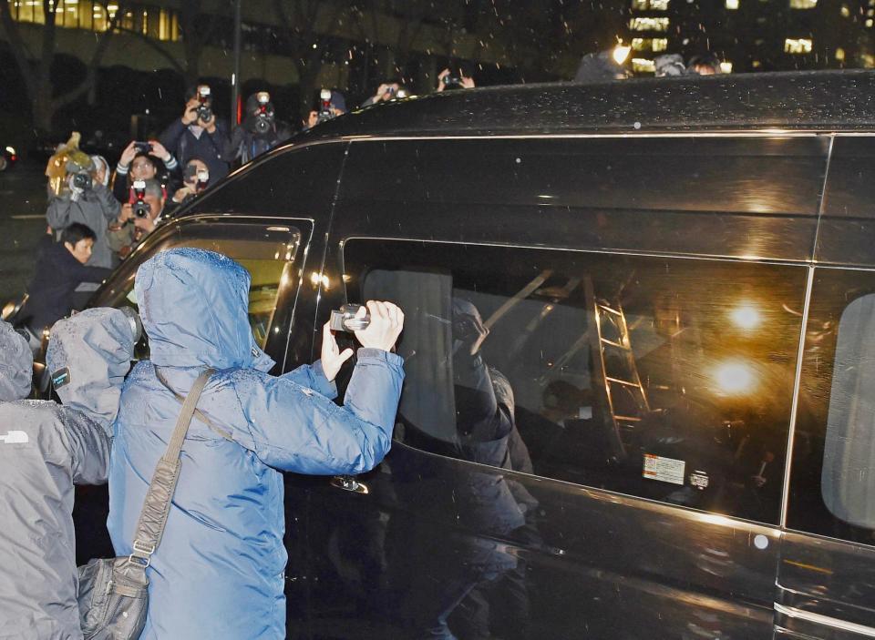　警視庁を出る新井浩文被告を乗せた車