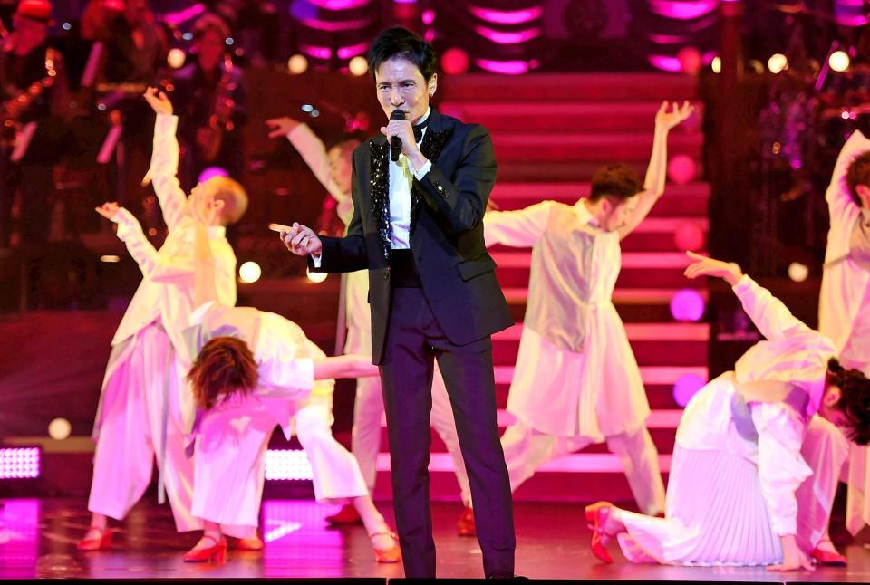 　コンサートで熱唱する郷ひろみ＝東京文化会館（撮影・開出牧）