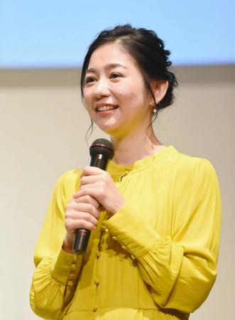 イベントでトークをする関根麻里＝東京・ロイヤルパークホテル（撮影・開出牧）