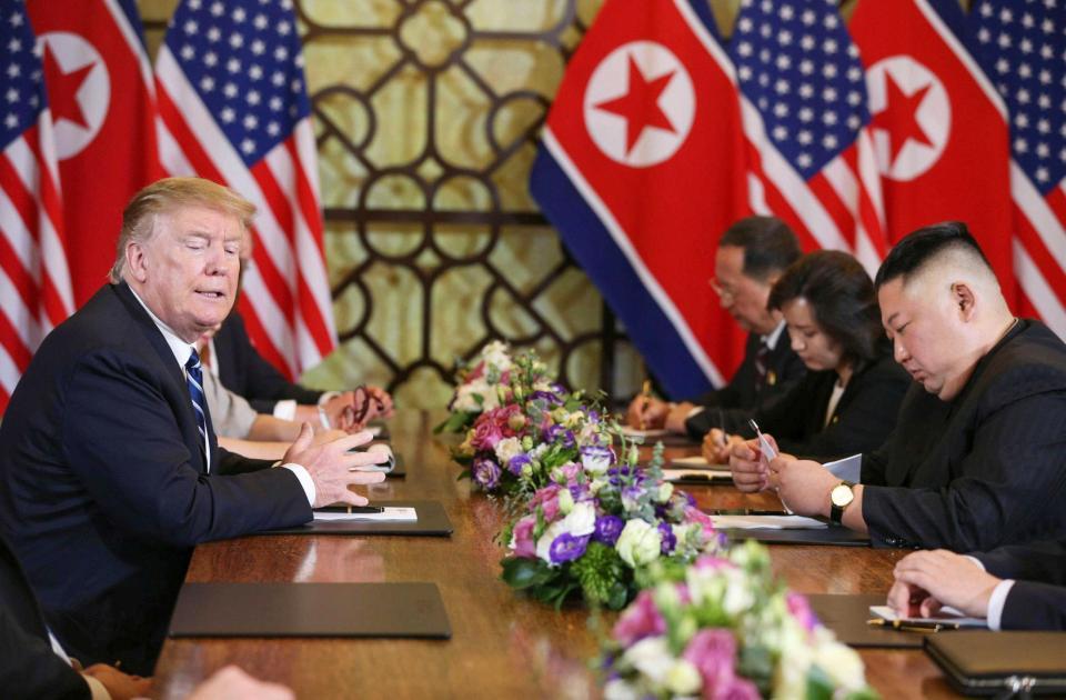 　米朝首脳会談の拡大会合に臨むトランプ米大統領（左）と北朝鮮の金正恩朝鮮労働党委員長（右）。協議は合意に至らなかった＝ハノイ（ロイター＝共同）