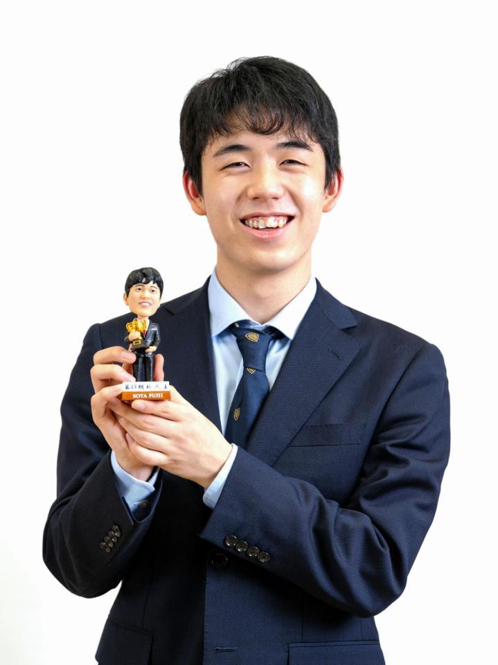 ボブルヘッドを手にする藤井聡太七段