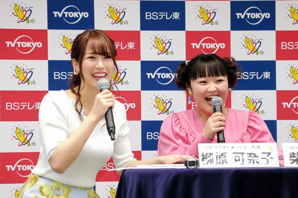 鷲見玲奈アナ（左）から結婚を祝福された柳原可奈子＝東京・六本木一丁目