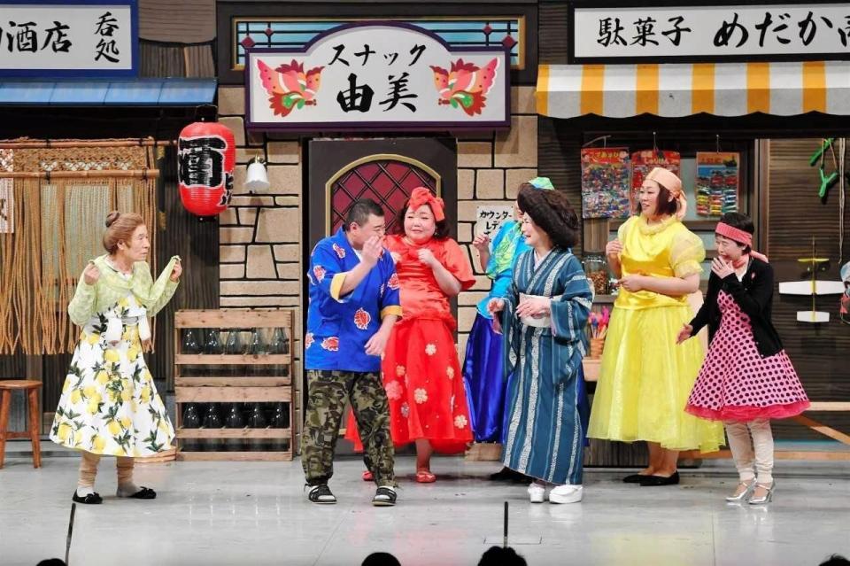 桑原和男（左端）も久々に登場し、豪華なメンバーがそろった「６０周年だよ！よしもと新喜劇」（写真提供：ＭＢＳ）