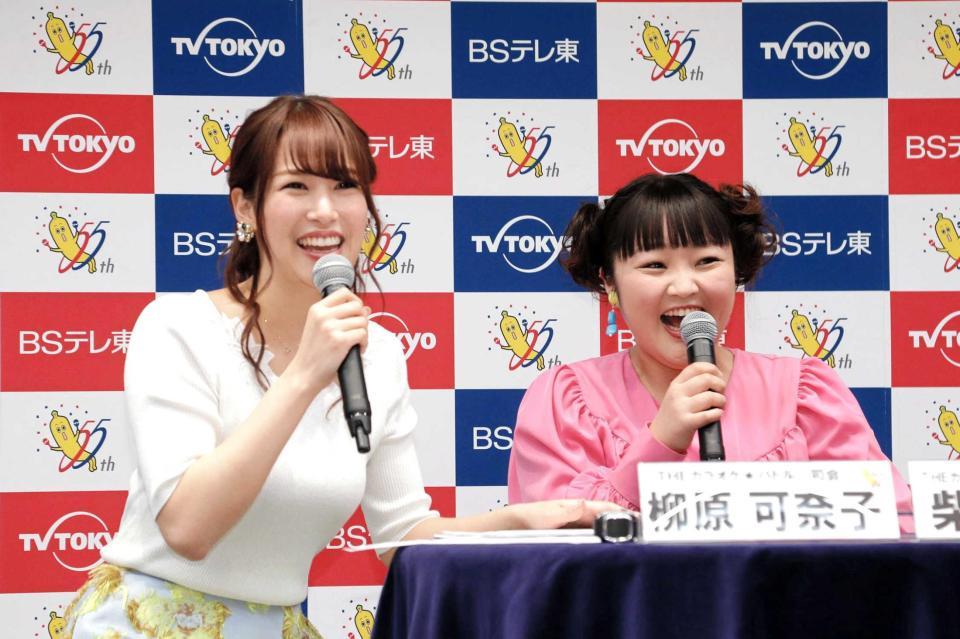 　鷲見玲奈アナ（左）から結婚を祝福された柳原可奈子＝東京・六本木一丁目