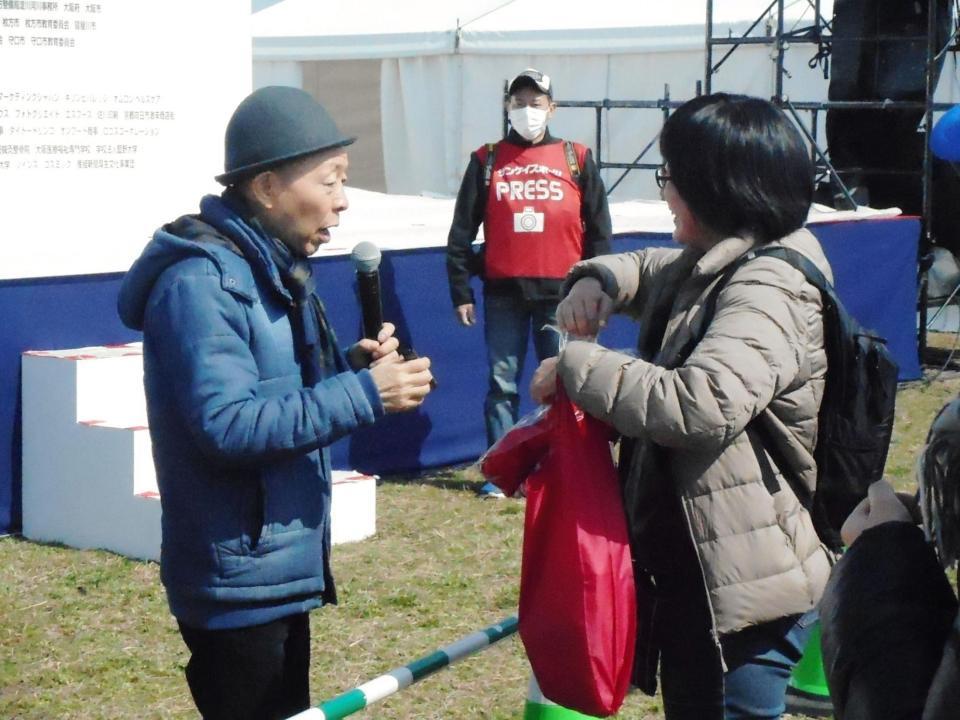 女性にサインを求められる坂田利夫（左）＝大阪・枚方