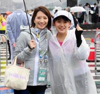 　東京マラソンを完走した日本テレビの尾崎里紗アナウンサー。左は笹崎里菜アナウンサー＝東京・丸の内