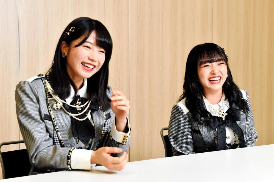 　ＡＫＢ４８の現総監督の横山由依（左）と次期総監督の向井地美音
