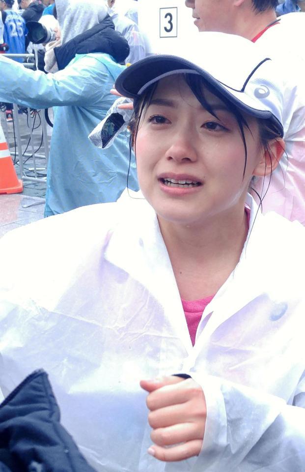 　東京マラソンを完走し、涙を見せる日本テレビ・尾崎里紗アナウンサー＝都内