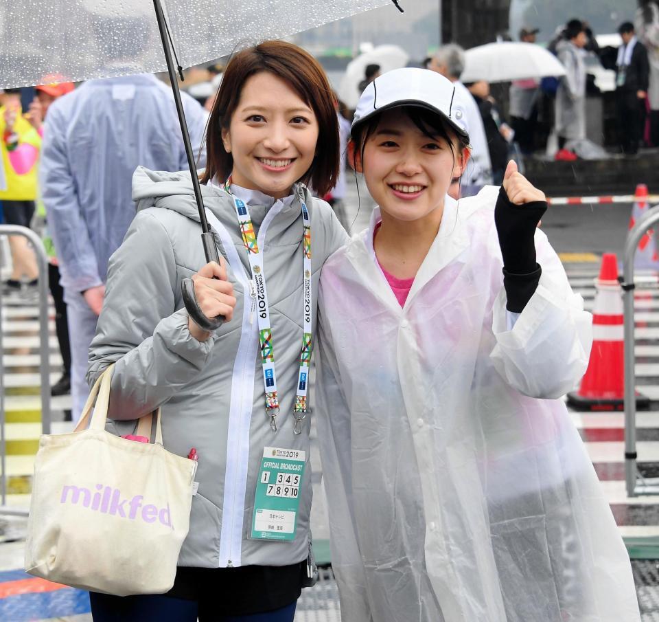 　東京マラソンを完走した日本テレビの尾崎里紗アナウンサー。左は笹崎里菜アナウンサー＝東京・丸の内