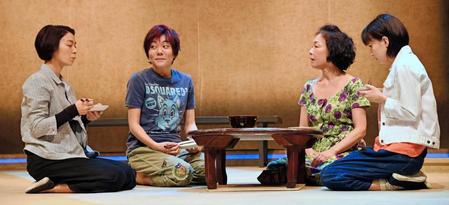 公開フォトコールをおこなう（左から）田畑智子、鈴木杏、キムラ緑子、芳根京子＝東京・新宿区の紀伊國屋ホール（撮影・三好信也）