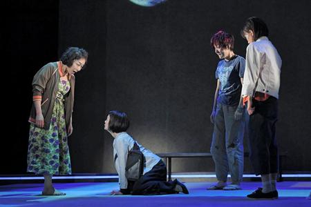 公開フォトコールをおこなう（左から）キムラ緑子、田畑智子、鈴木杏、芳根京子＝東京・新宿区の紀伊國屋ホール（撮影・三好信也）