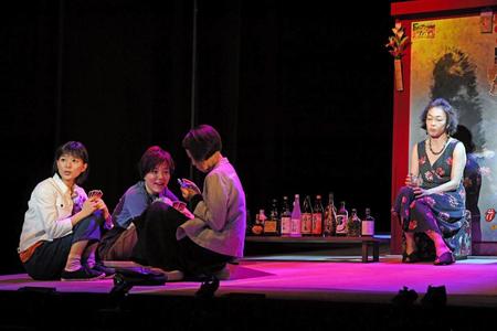 公開フォトコールをおこなう（左から）芳根京子、鈴木杏、田畑智子、キムラ緑子、＝東京・新宿区の紀伊國屋ホール（撮影・三好信也）