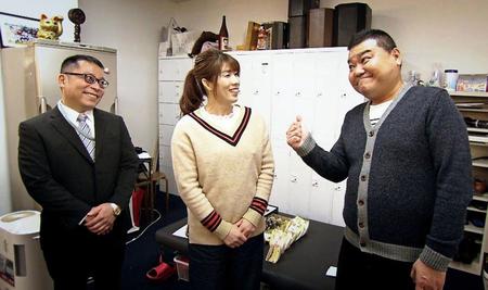 再現ドラマで吉本新喜劇の新人座員を演じた吉田沙保里さん（中央。右は川畑泰史、左は瀧見信行）（写真提供ＭＢＳ）