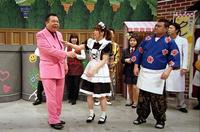 ギャグに挑戦する吉田沙保里さん（中央。右は川畑泰史、今別府直之）写真提供ＭＢＳ