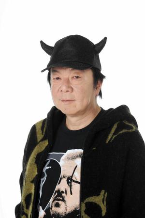 　ゲイで女装家の高校教師を演じる古田新太