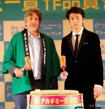 鏡割りをするファレリー監督（左）と伊藤健太郎＝東京・ザ・リッツ・カールトン