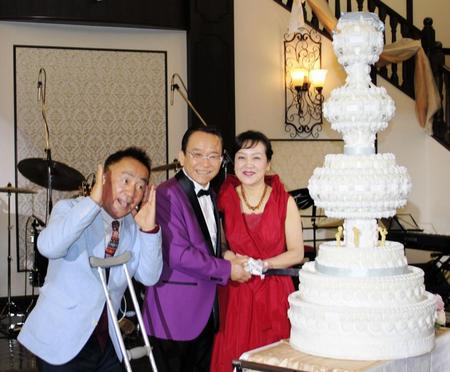 　ディナーショーを行った（左から）せんだみつお、湯原昌幸、荒木由美子＝都内