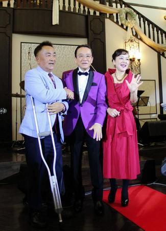 ディナーショーを行った（左から）せんだみつお、湯原昌幸、荒木由美子＝都内