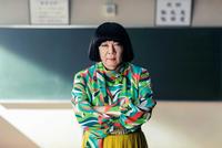 　ゲイで女装家の高校教師を演じる古田新太