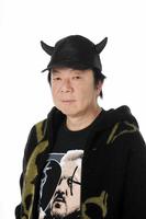 　ゲイで女装家の高校教師を演じる古田新太