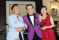 　ディナーショーを行った（左から）せんだみつお、湯原昌幸、荒木由美子＝都内