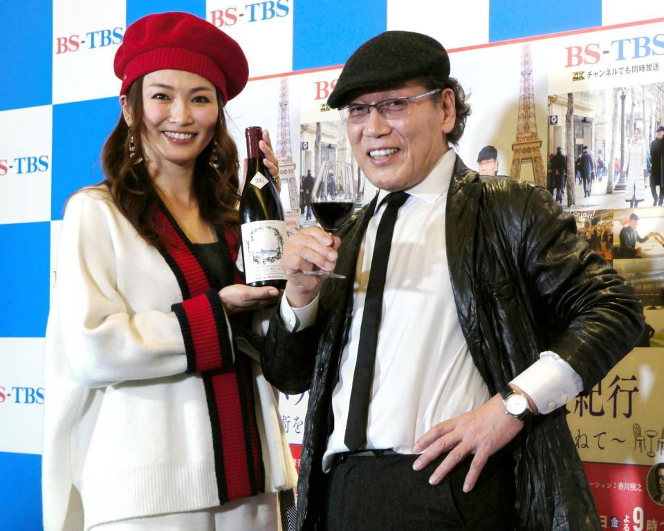 　吉田類（右）が制作したワインラベルを見せる倉本康子