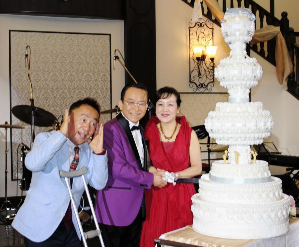 　ディナーショーを行った（左から）せんだみつお、湯原昌幸、荒木由美子＝都内