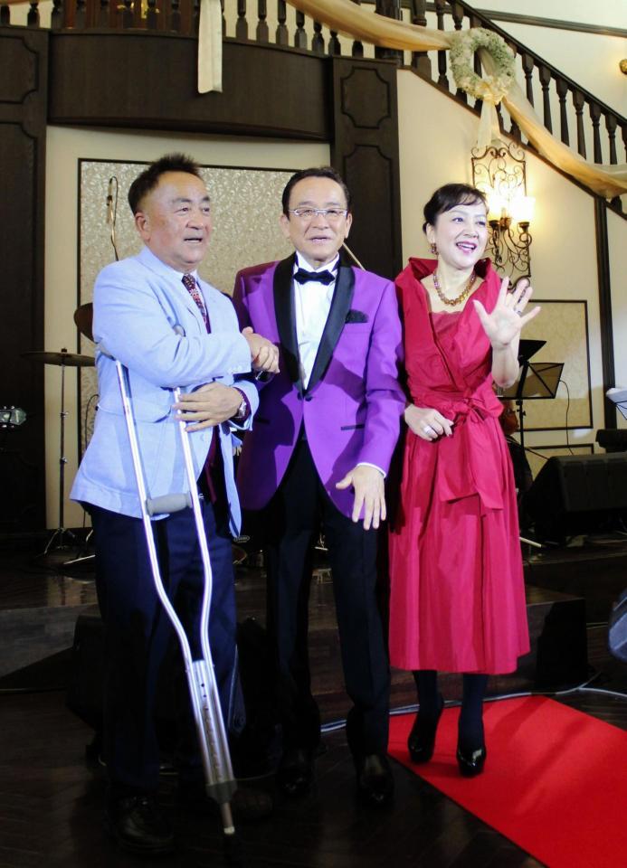 ディナーショーを行った（左から）せんだみつお、湯原昌幸、荒木由美子＝都内