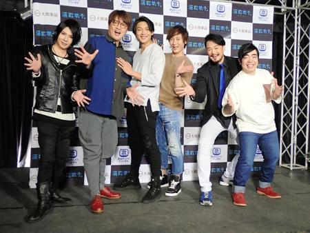 はしゃぐ（左から）最上川司、純烈の酒井一圭、白川裕二郎、後上翔太、小田井涼平と徳永ゆうき＝東京・天沼
