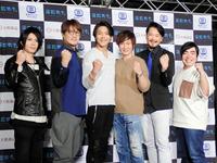 ガッツポーズを決める（左から）最上川司、純烈の酒井一圭、白川裕二郎、後上翔太、小田井涼平と徳永ゆうき＝東京・天沼
