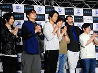 番組名にちなんで祈る（左から）最上川司、純烈の酒井一圭、白川裕二郎、後上翔太、小田井涼平、徳永ゆうき＝東京・天沼