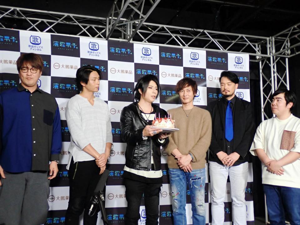 最上川司（左から３人目）の誕生日を祝う（左から）純烈の酒井一圭、白川裕二郎、後上翔太、小田井涼平と徳永ゆうき＝東京・天沼