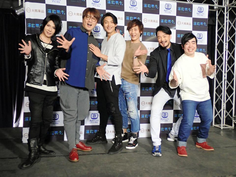 はしゃぐ（左から）最上川司、純烈の酒井一圭、白川裕二郎、後上翔太、小田井涼平と徳永ゆうき＝東京・天沼
