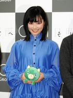 会見に登場した福原遥＝都内