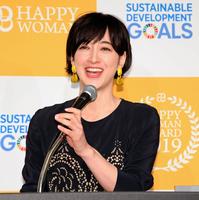 受賞の喜びを語るトロフィーを手に笑顔の滝川クリステル＝ウェスティンホテル東京（撮影・棚橋慶太）