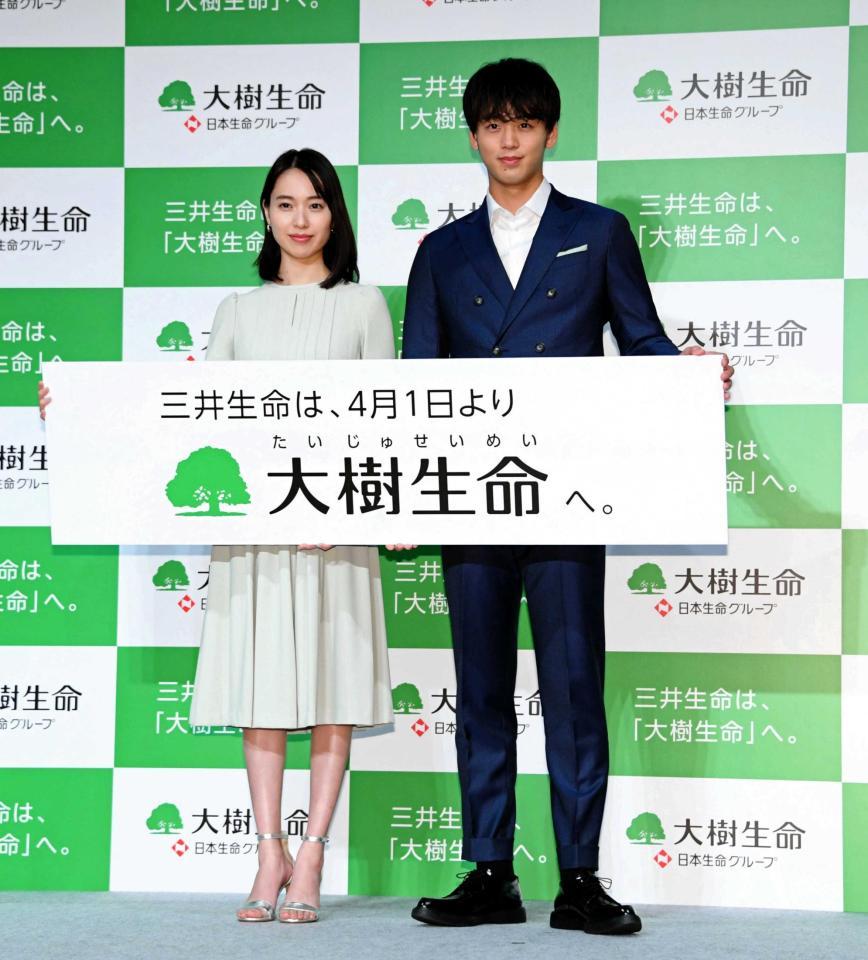 　新ＣＭ発表会に登場した戸田恵梨香（左）と竹内涼真＝ベルサール汐留（撮影・棚橋慶太）