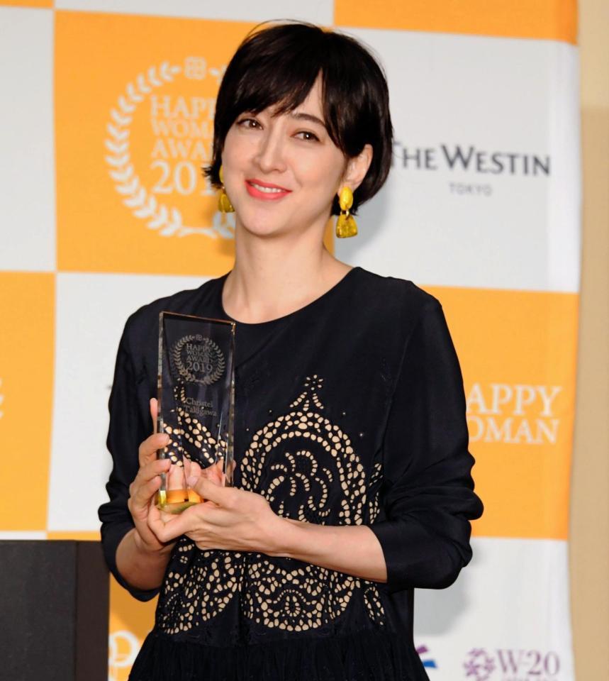 トロフィーを手に笑顔の滝川クリステル＝ウェスティンホテル東京（撮影・棚橋慶太）