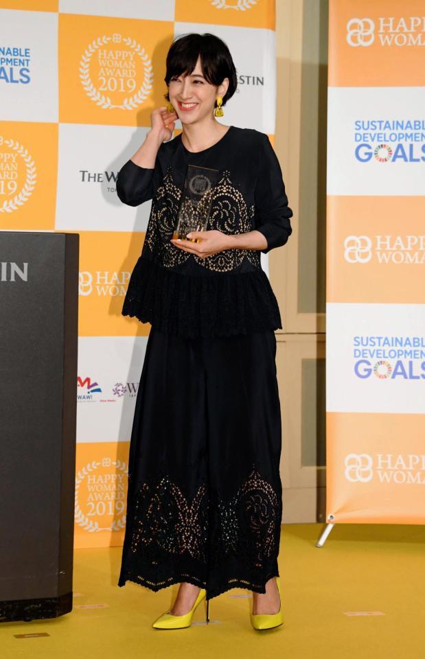 トロフィーを手に笑顔の滝川クリステル＝ウェスティンホテル東京（撮影・棚橋慶太）