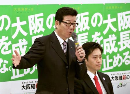 　大阪維新の会の会合であいさつする松井一郎府知事（左）と吉村洋文市長＝大阪市