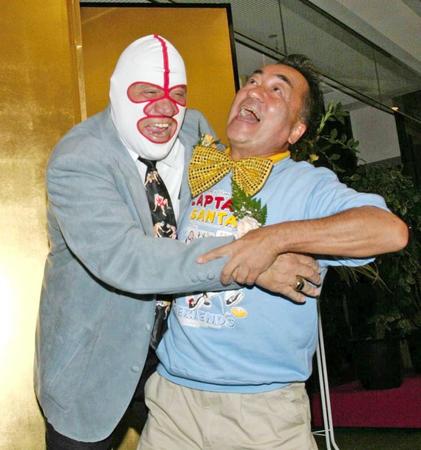 　せんだみつお（右）との再会を喜ぶデストロイヤーさん＝２００６年