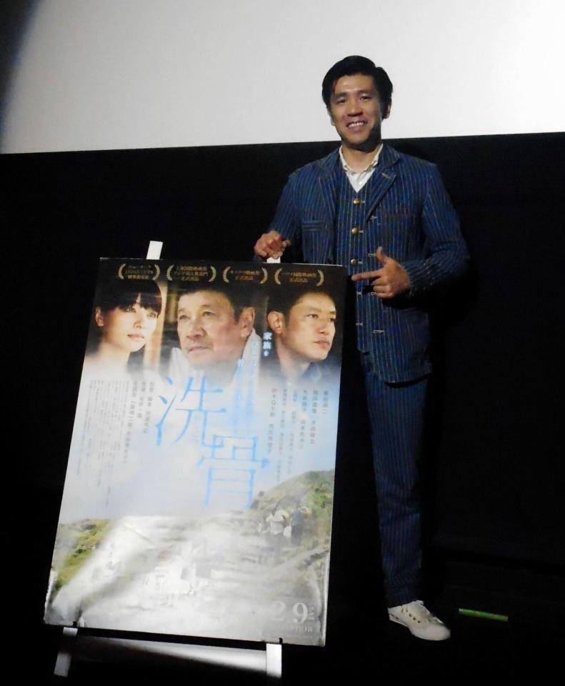 映画「洗骨」の舞台あいさつに登壇した照屋年之（ガレッジセール・ゴリ）監督＝大阪市内