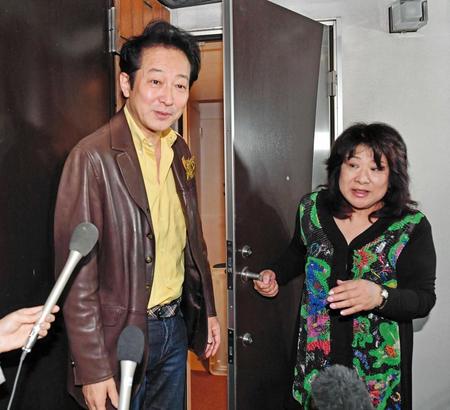 　真由美夫人（右）とともに報道陣の質問に応える辰巳琢郎＝東京・成城（撮影・西岡正）