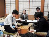 久保利明九段（手前右）に敗れた藤井聡太七段＝大阪・関西将棋会館