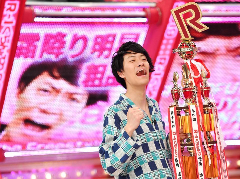 　Ｒ－１を制し、トロフィーを手に高笑いする霜降り明星の粗品＝東京・台場のフジテレビ（撮影・西岡正）