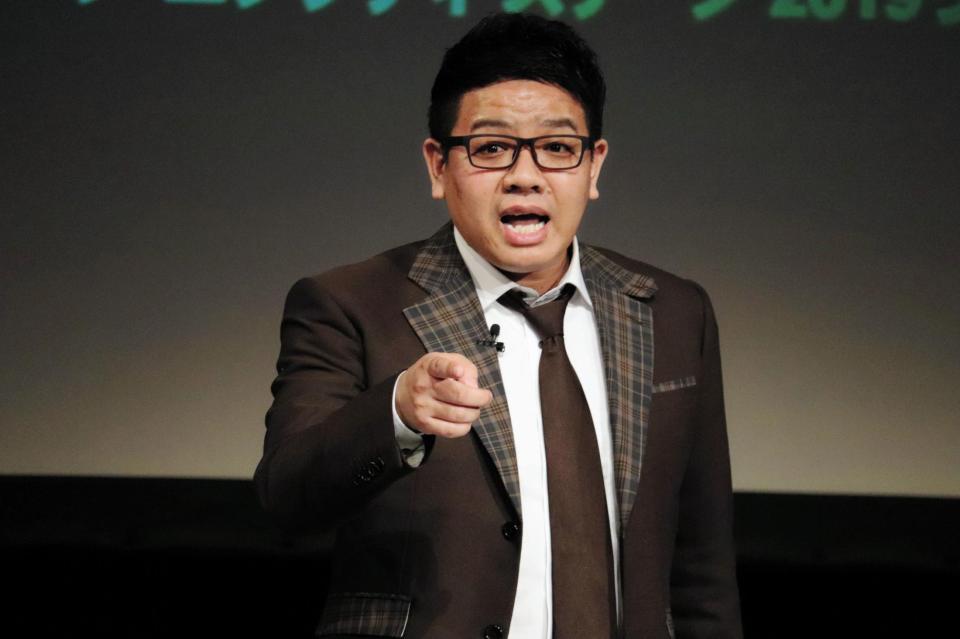 観客からお題をもらっての即興一人しゃべりに臨むミキ・昴生＝大阪市・ＣＯＯＬ　ＪＡＰＡＮ　ＰＡＲＫ　ＯＳＡＫＡ　ＳＳホール