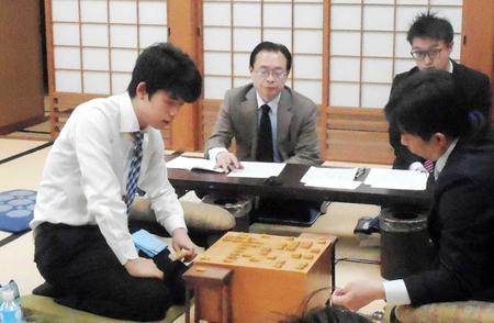 　久保利明九段（手前右）に敗れた藤井聡太七段＝大阪・関西将棋会館