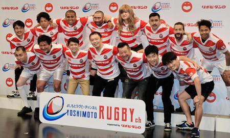 会見に出席した（前列左から）スリムクラブ・内間政成、真栄田賢、中川家・剛、礼二、ケンドーコバヤシ、ジャルジャル・後藤淳平、福徳秀介、（後列左から）魂の巾着・本多修、マテンロウ・大トニー、アントニー、レイザーラモンＲＧ、ガリットチュウ・福島善成、デニス・植野行雄、チャド・マレーン、コロナクラウン・リロイ太郎＝東京・渋谷のヨシモト∞ホール